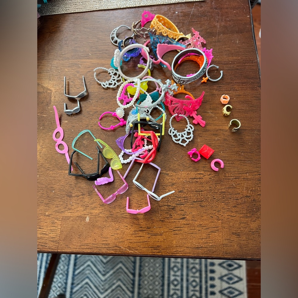 Barbie Eye glasses, jewelry,โ crowns.